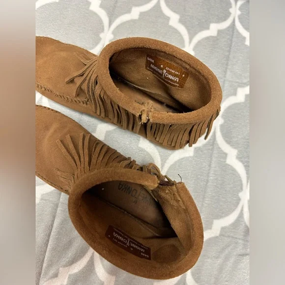 Minnetonka moccasin boots size 6 euc - Picture 4 of 7